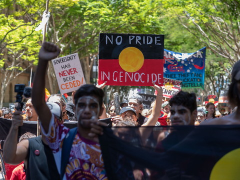 Des milliers d'Australiens dénoncent 