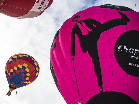 Entre neige et soleil, des ballons au-dessus de Château-d'Oex