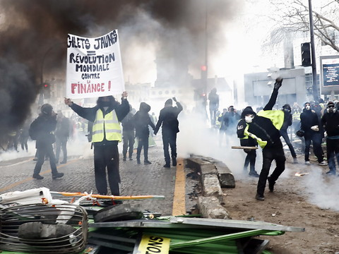 La mobilisation des gilets jaunes reprend malgré les dissensions