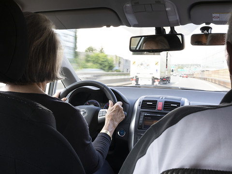 Piloter une voiture manuelle avec un permis d'automatique