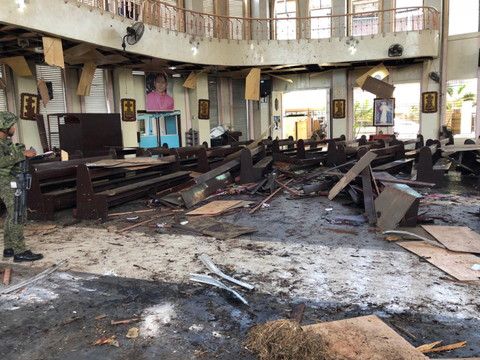 Dix-huit morts dans un attentat contre la cathédrale de Jolo