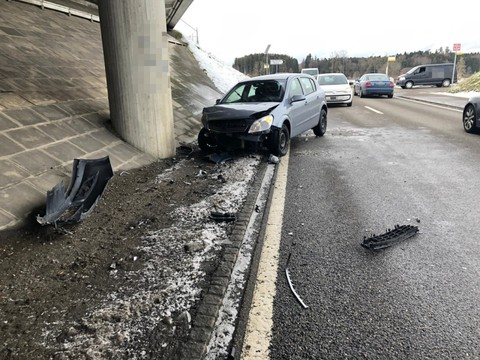 Percuté sur l'autoroute après avoir foncé dans un pilier de pont