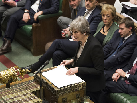Les députés britanniques excluent un Brexit sans accord