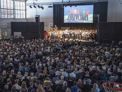 Adelboden: cérémonie en hommage aux jeunes tués en Suède