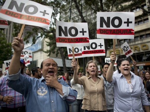 L'opposition, menée par Juan Guaido, défile pour convaincre l'armée