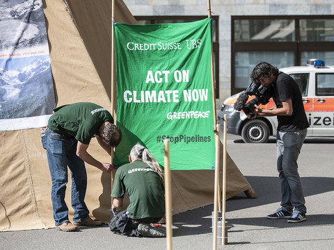Greenpeace blâme UBS et CS pour leurs investissements polluants