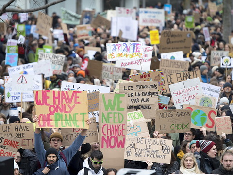 Ecoliers ou retraités, les Suisses défilent en masse pour le climat