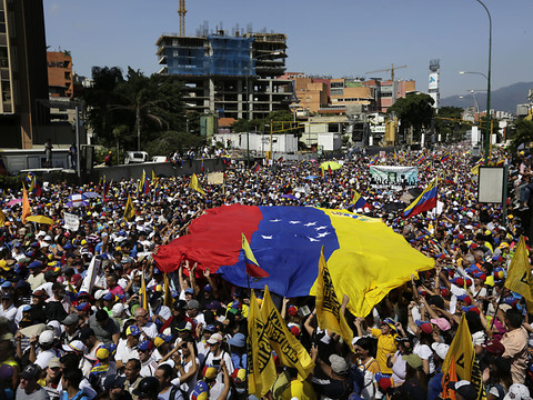 Des milliers d'opposants défient Maduro dans la rue