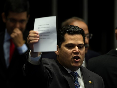 Un allié de Bolsonaro élu président du Sénat après des cafouillages