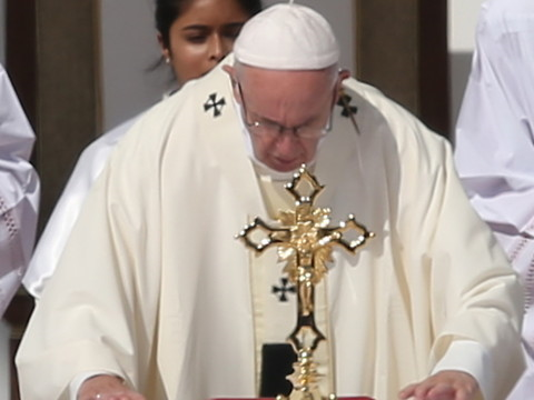 Messe inédite en plein air du pape François aux Emirats