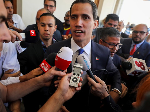 Guaido défie Maduro avec l'aide humanitaire internationale au Venezuela
