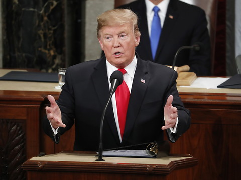 Trump s'essaie à la conciliation mais ne contient pas ses attaques