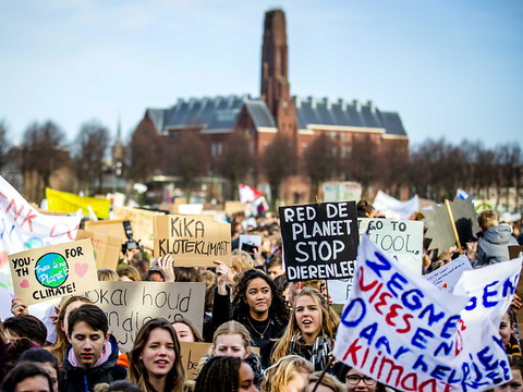 Milliers de jeunes en marche pour le climat pour la première fois