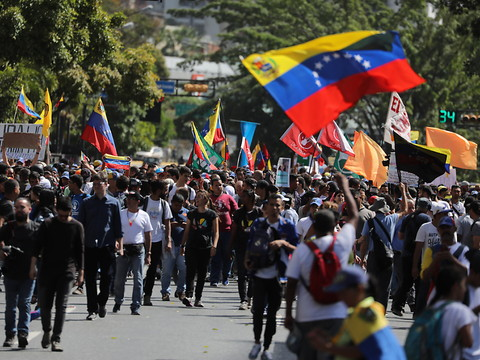 Guaido défie Maduro et annonce l'entrée de l'aide le 23 février