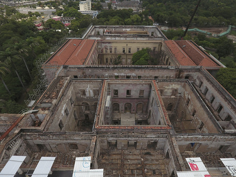 Incendie du musée national de Rio: de nombreuses pièces retrouvées
