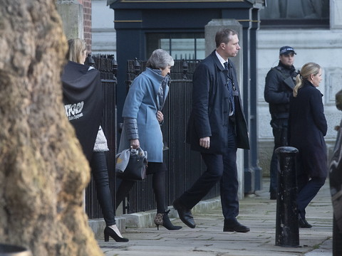 May fragilisée face à l'UE par une défaite au Parlement