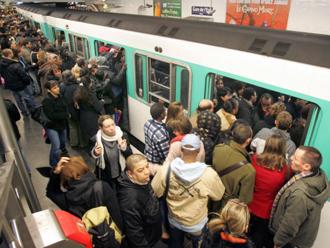 Un homme brûlé après avoir été aspergé dans le métro de Paris