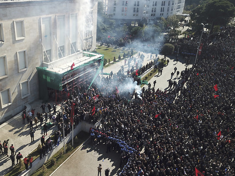 Des manifestants albanais repoussés devant le siège du gouvernement