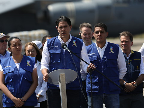 Guaido recrute des volontaires, Maduro se tourne vers l'armée vénézuélienne