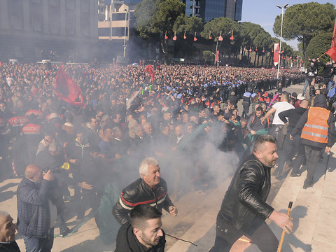 Quinze manifestants arrêtés après les heurts de samedi en Albanie
