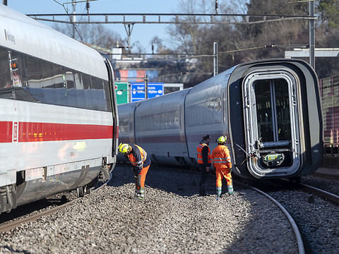 Le train allemand qui a déraillé à Bâle a failli percuter un mur