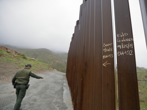 Seize Etats américains contestent l'urgence pour le mur de Trump
