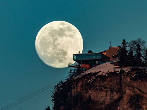 Une super lune par un ciel bien dégagé mardi soir