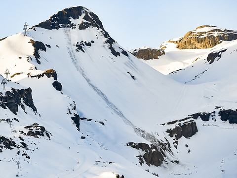 Plusieurs skieurs emportés par une avalanche à Crans-Montana