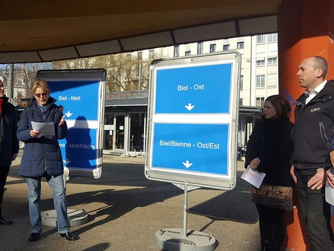 Mobilisation à Bienne contre les panneaux autoroutiers en allemand