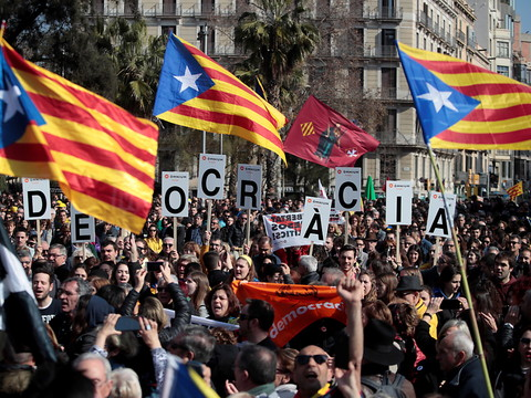 Procès des indépendantistes catalans: routes coupées pour protester