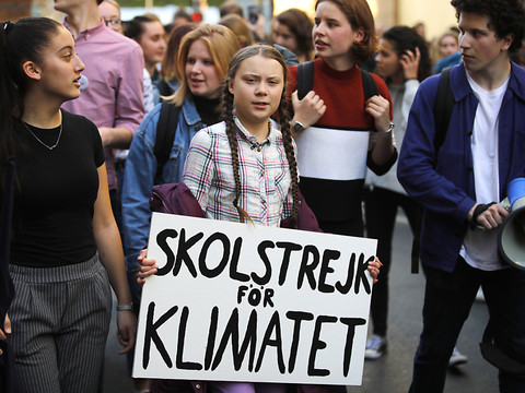 Un millier de jeunes défilent à Paris derrière Greta Thunberg