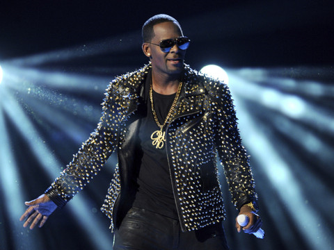 Le chanteur R. Kelly inculpé de 10 chefs d'accusation d'abus sexuel