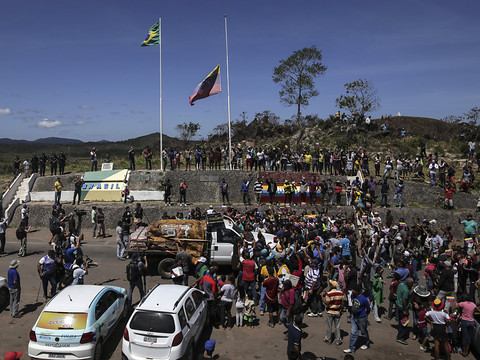 Venezuela: violences aux frontière pour défendre l'aide humanitaire