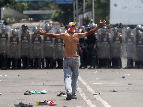 La pression monte contre Maduro après une journée de violences