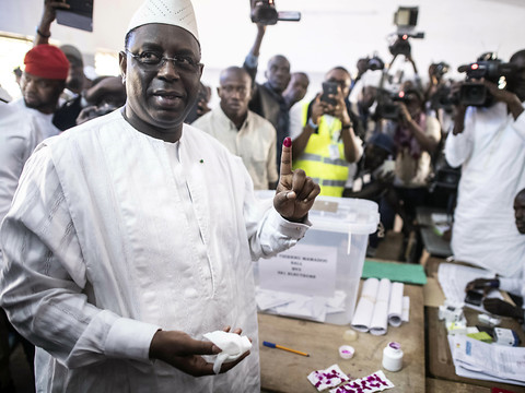 Le président sénégalais réélu au premier tour avec 