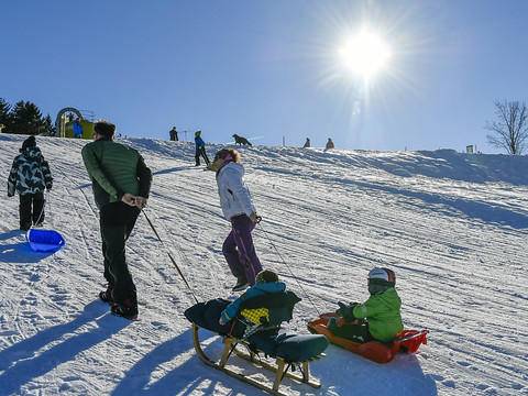 Skier avec son bambin sur le dos n'est pas sans risque