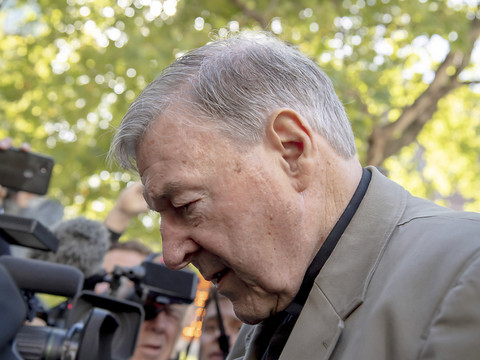 Le cardinal Pell, coupable de pédophilie, placé en détention