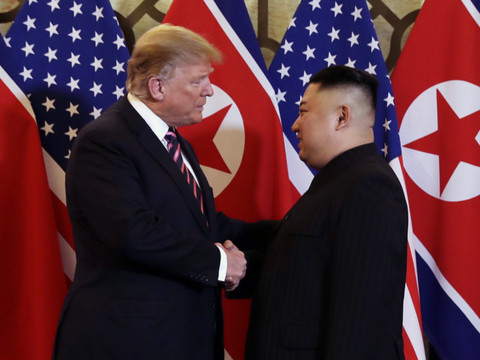 Trump et Kim se retrouvent à Hanoï sur une note optimiste