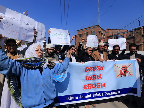 Escalade au Cachemire: Pakistan et Inde auraient abattu des avions