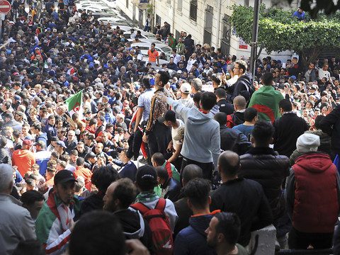 Contestation en Algérie: des dizaines de milliers de manifestants