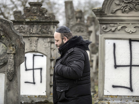 La stèle d'une ancienne synagogue vandalisée à Strasbourg