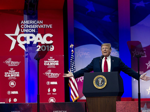 Trump en mode campagne devant les conservateurs
