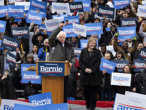 Milliers de personnes pour le premier meeting de Bernie Sanders