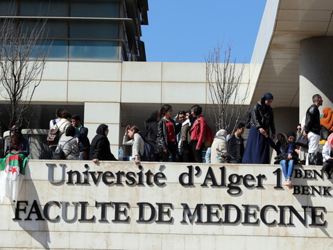 Présidentielle en Algérie: des étudiants manifestent