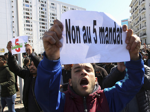 Bouteflika promet, si élu, une présidentielle anticipée