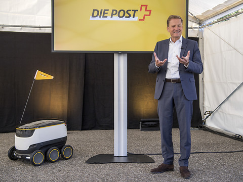 Interdits de rouler seuls, les robots postaux testés en intérieur