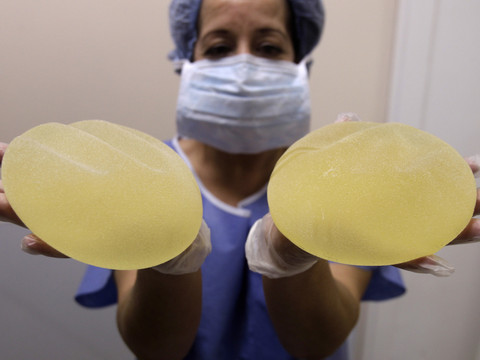 Pour renforcer le contrôle de qualité sur les implants et prothèses