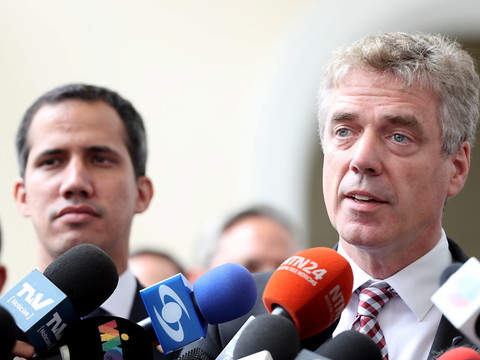 Soumis aux pressions, le régime Maduro contre-attaque