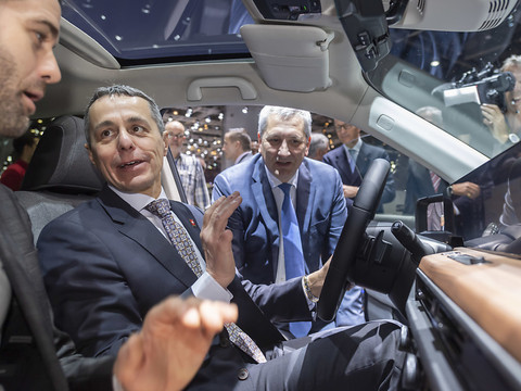 Le Salon de l'auto lancé, Ignazio Cassis parle d'ouverture