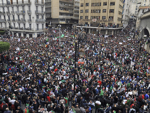 Milliers de manifestants dans le centre d'Alger contre Bouteflika